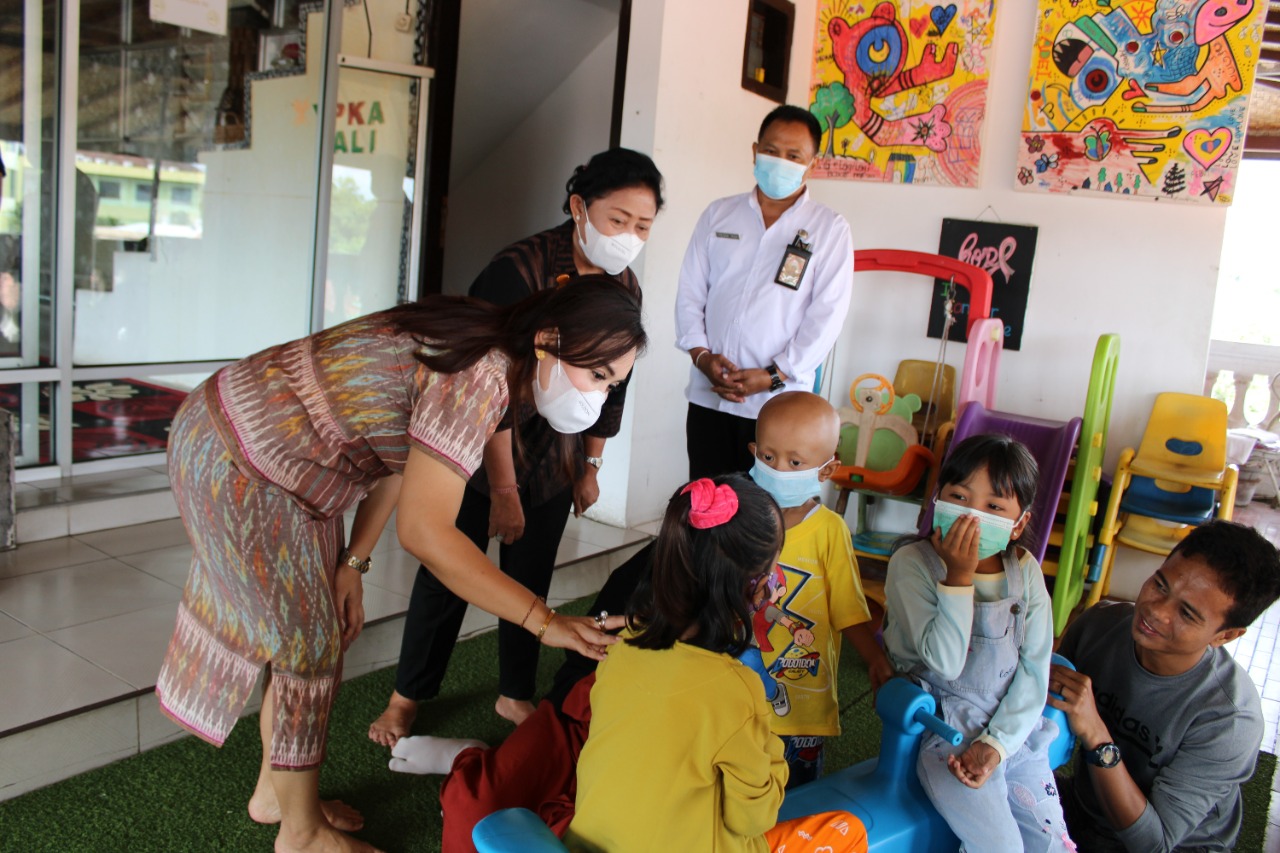 Ny. Ayu Kristi Arya Wibawa Serahkan Bantuan Kursi Roda