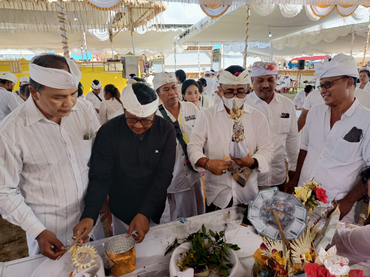 Walikota Jaya Negara Hadiri Karya Atma Wedana Desa Adat Serangan.