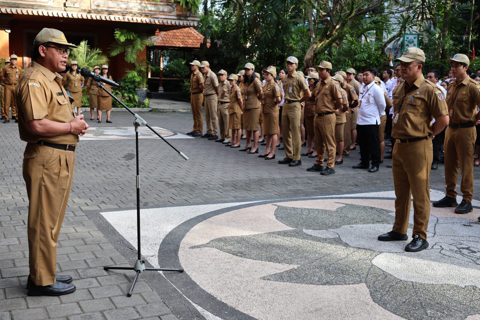 Sekda Alit Wiradana Pimpin Apel Disiplin Pegawai,  Ingatkan ASN Hindari Tindakan Melanggar Hukum. 