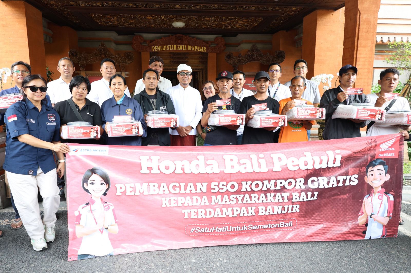 Wawali Arya Wibawa Salurkan Bantuan Dari Astra Motor Bali dan Komunitas Honda ADV Indonesia Untuk Warga Terdampak Banjir
