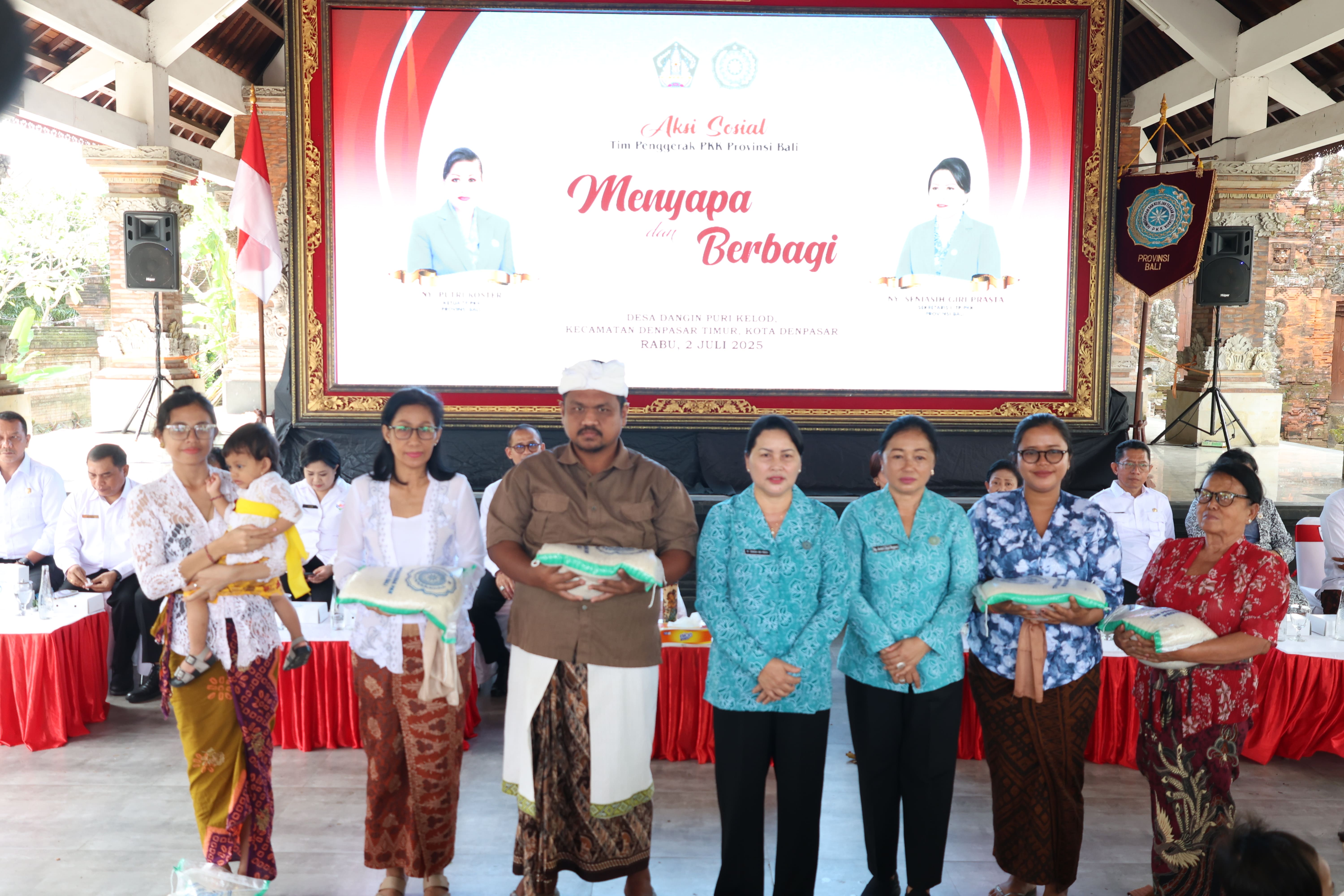 Warga Kecamatan Dentim Terima Paket Bantuan Aksi Sosial "Menyapa dan Berbagi" TP PKK Provinsi Bali 