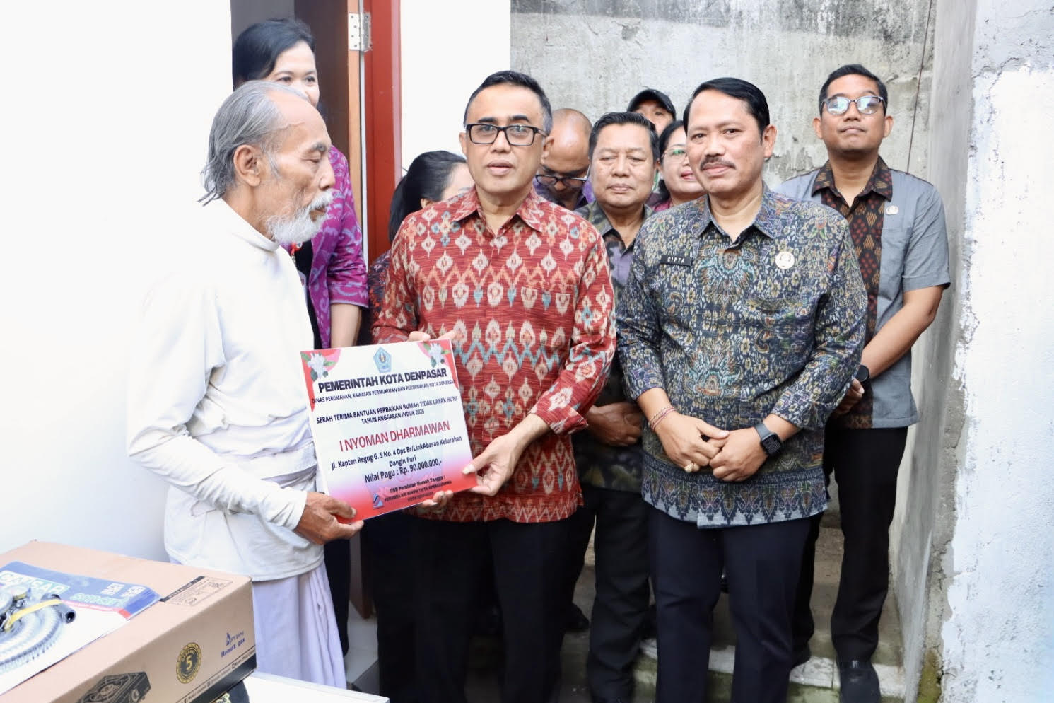 Walikota Jaya Negara Kembali Serahkan Bantuan Rumah Layak Huni,  Komitmen Entaskan Kemiskinan dan Bantu Masyarakat Kurang Mampu