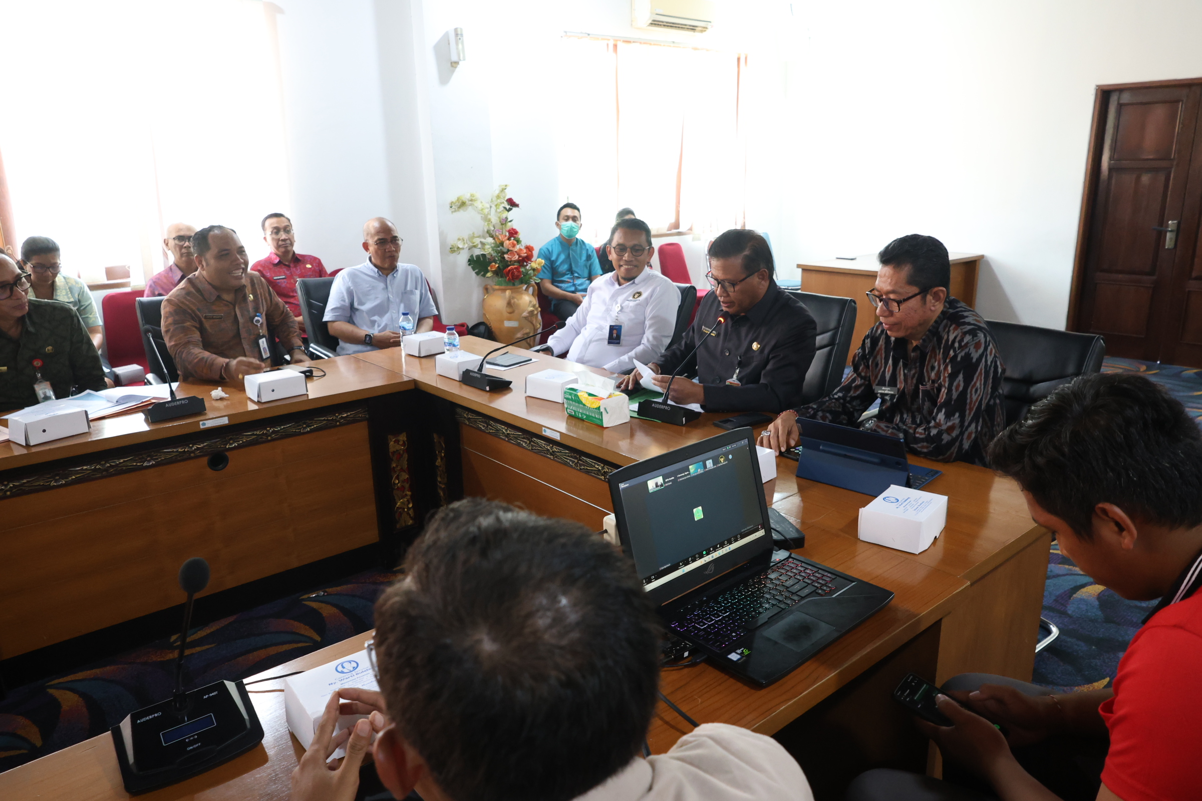 Sekda Alit Wiradana Hadiri Rapat Konsolidasi dan Percepatan Operasionalisasi Koperasi Desa/Kelurahan Merah Putih.