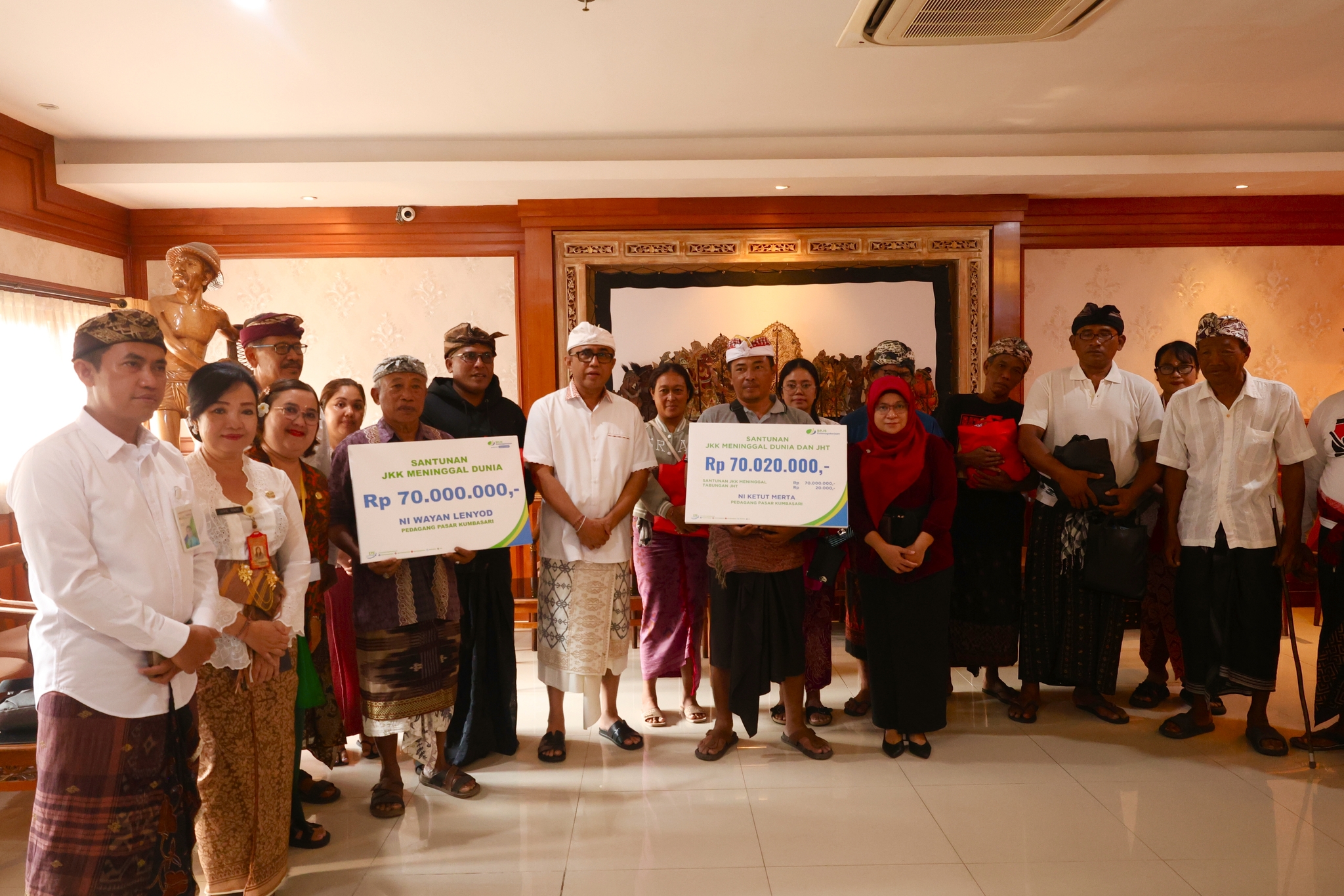 Walikota Jaya Negara Salurkan Santunan JKK BPJS Ketenagakerjaan Kepada Ahli Waris Korban Banjir Pedagang Pasar Kumbasari 