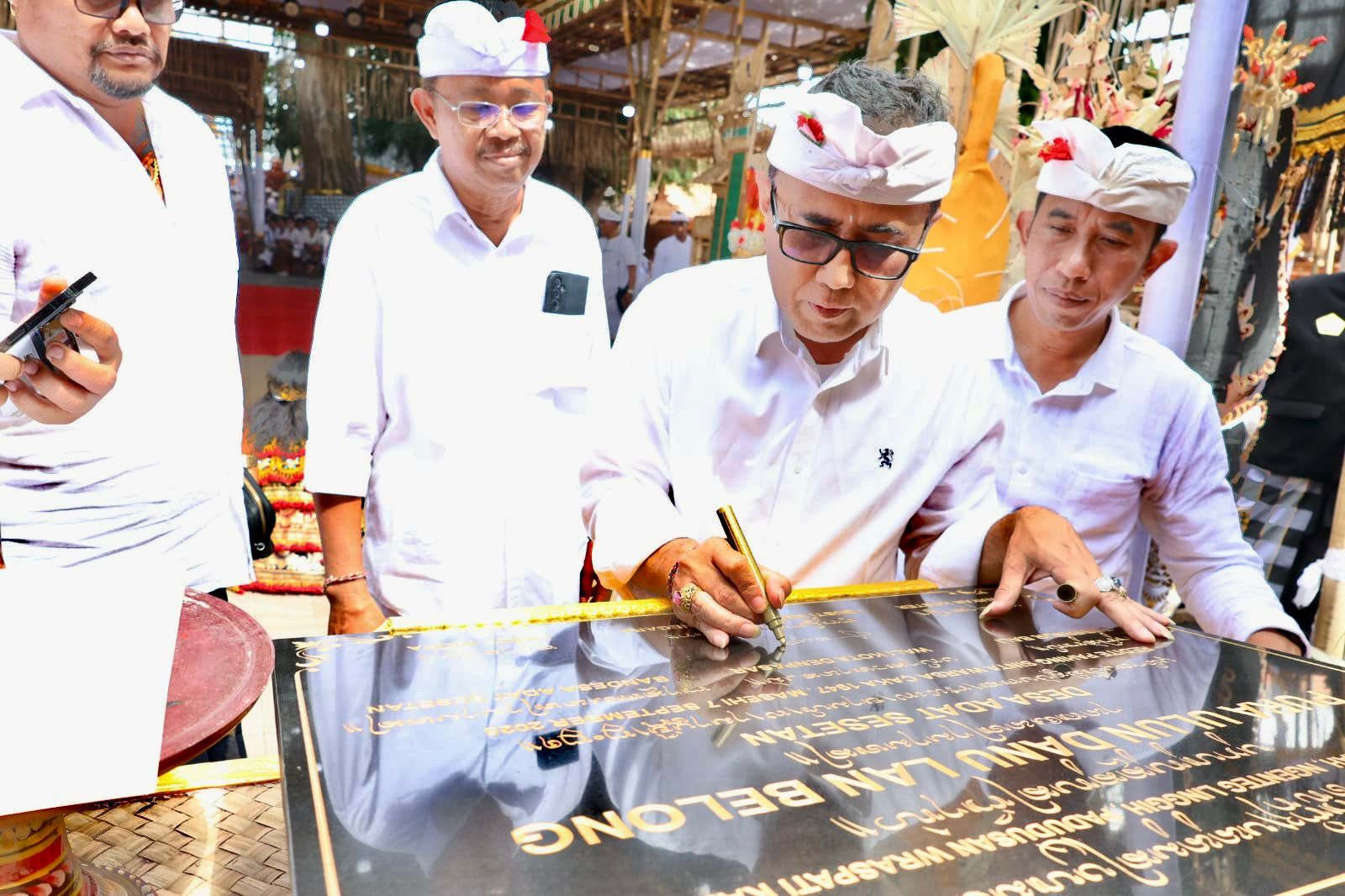 Walikota Jaya Negara dan Wawali Arya Wibawa Hadiri Puncak Karya Memungkah Pura Ulun Danu dan Belong Sesetan