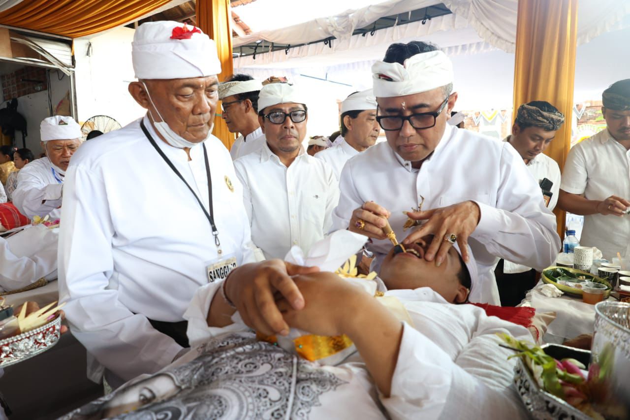 Wali Kota Jaya Negara Nyangging Peserta Metatah Massal di Desa Pemecutan Kelod Denpasar