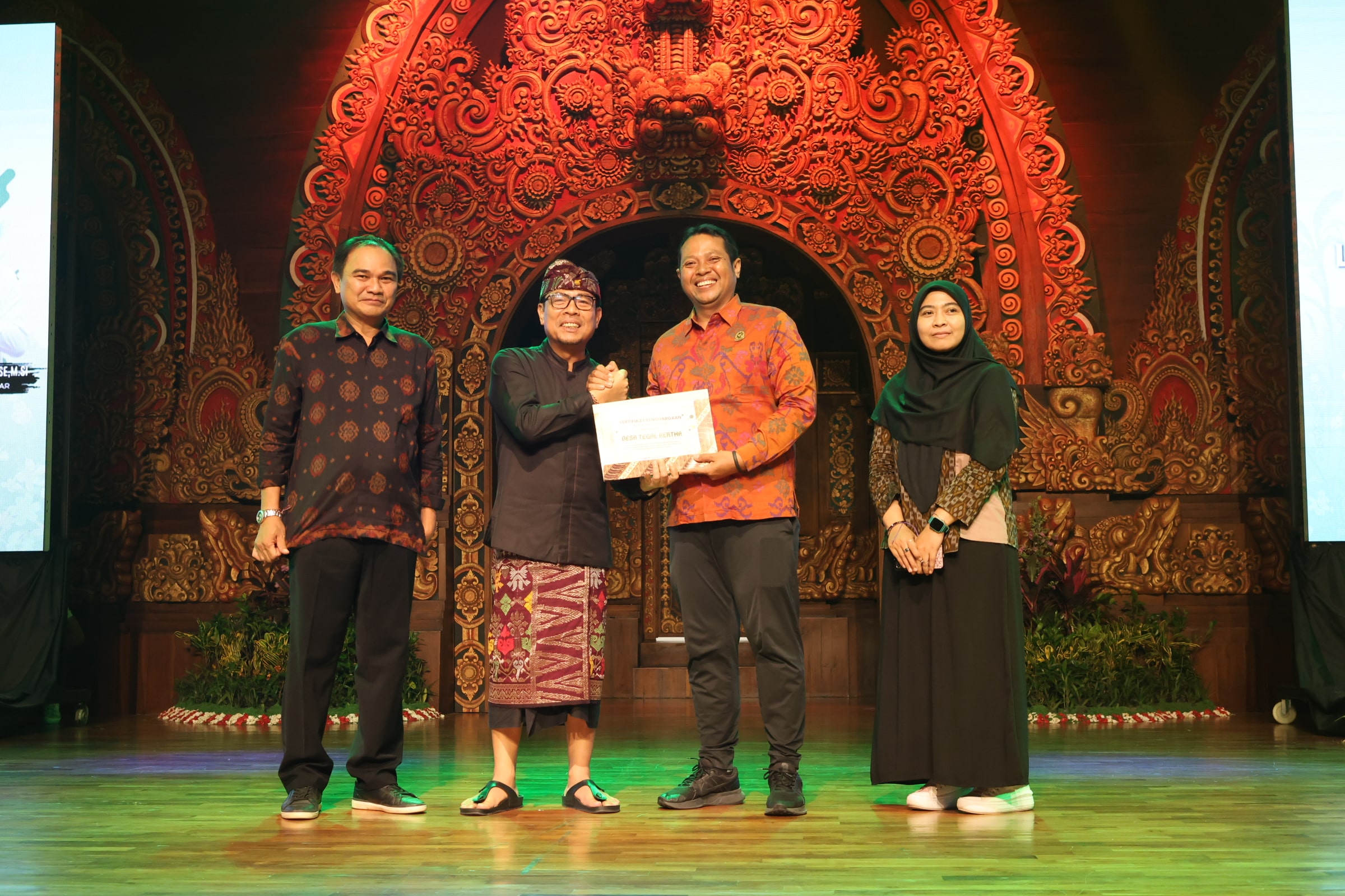 Tutup Festival Lingkungan Hidup Kota Denpasar Tahun 2025 Wawali Arya Wibawa Serahkan Penghargaan Kepada Pelaku dan Penggiat Lingkungan 