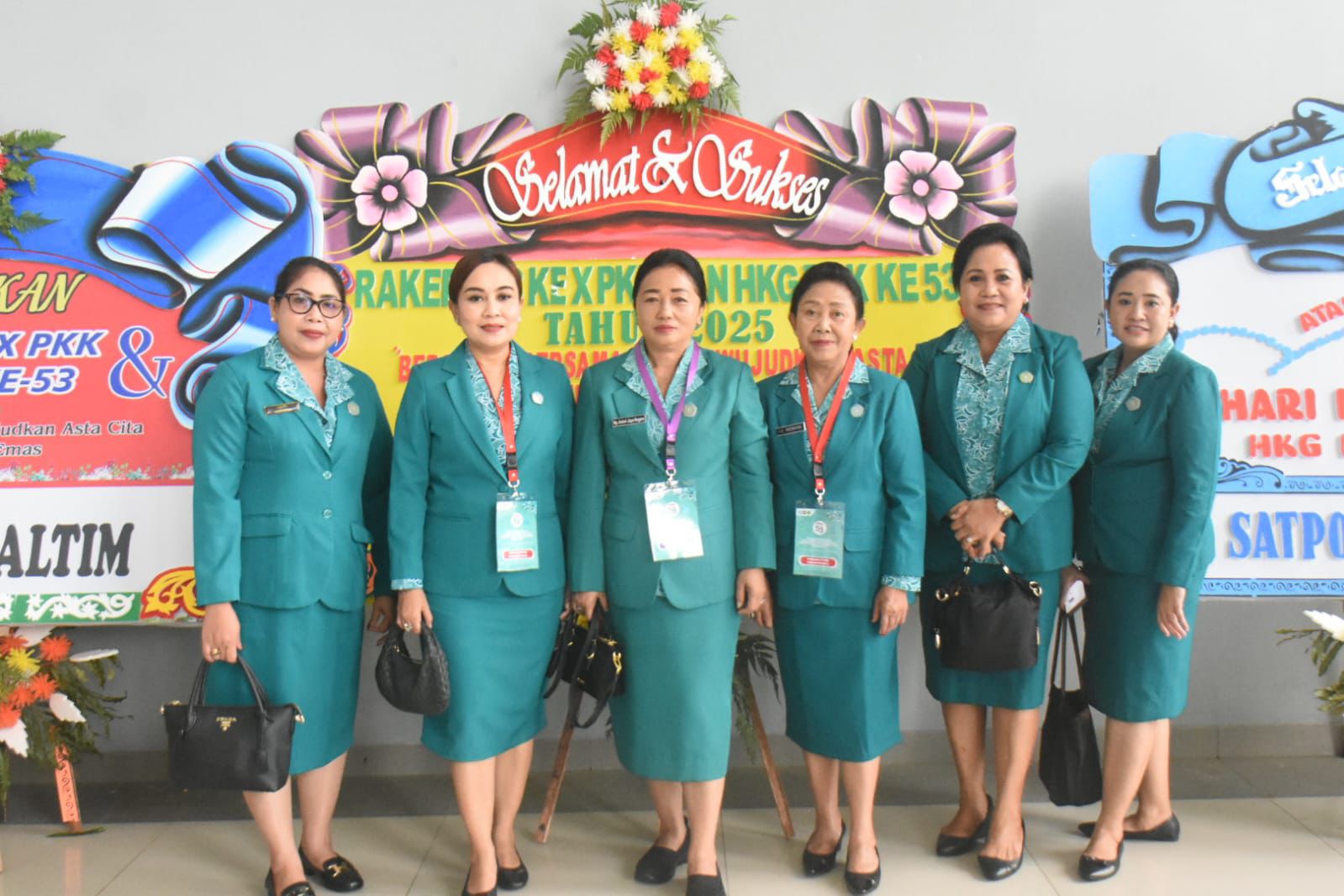 Ketua TP PKK Kota Denpasar Ny. Antari Jaya Negara Hadiri Rakernas X dan Puncak HKG PKK ke-53 di Samarinda. 