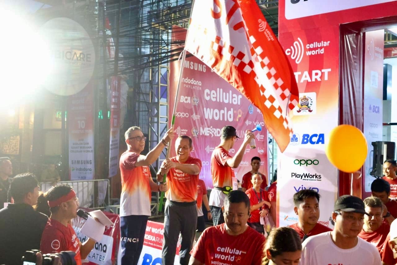 Walikota Jaya Negara Didampingi Wawali Arya Wibawa Lepas Peserta "Cellular World Merdeka Run 2025"