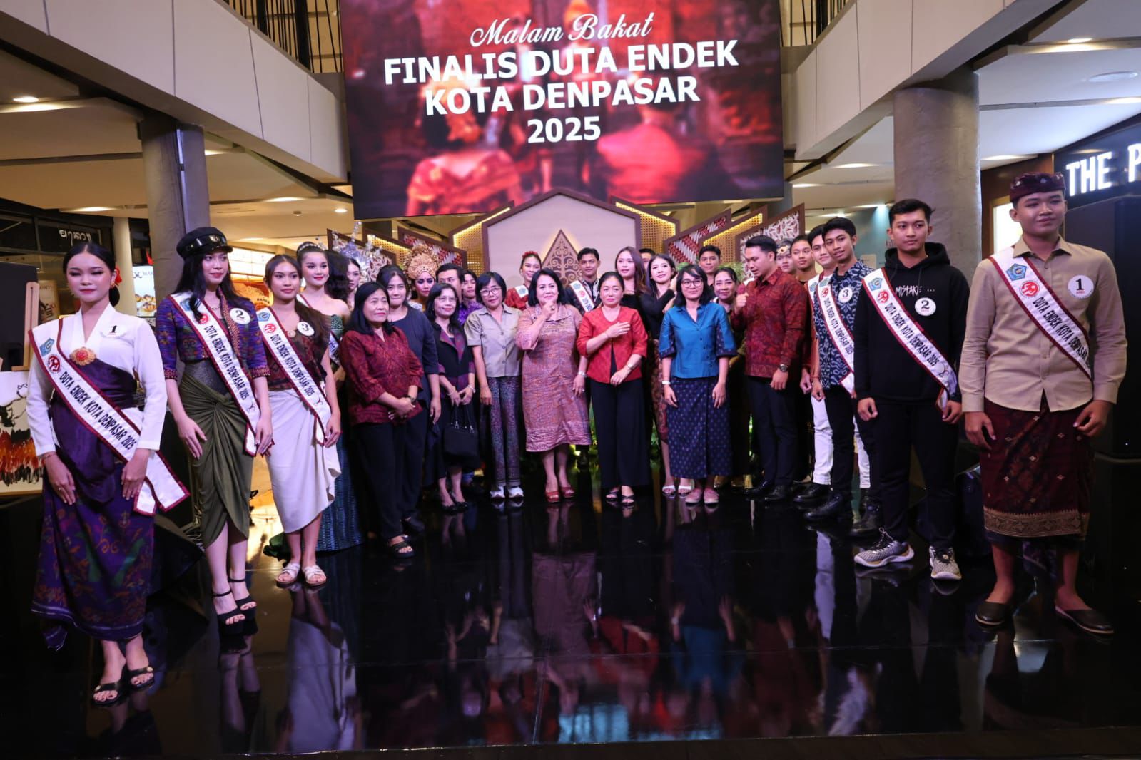 10 Pasang Finalis Duta Endek Kota Denpasar Unjuk Bakat di "Malam Bakat Pemilihan Duta Endek Kota Denpasar"