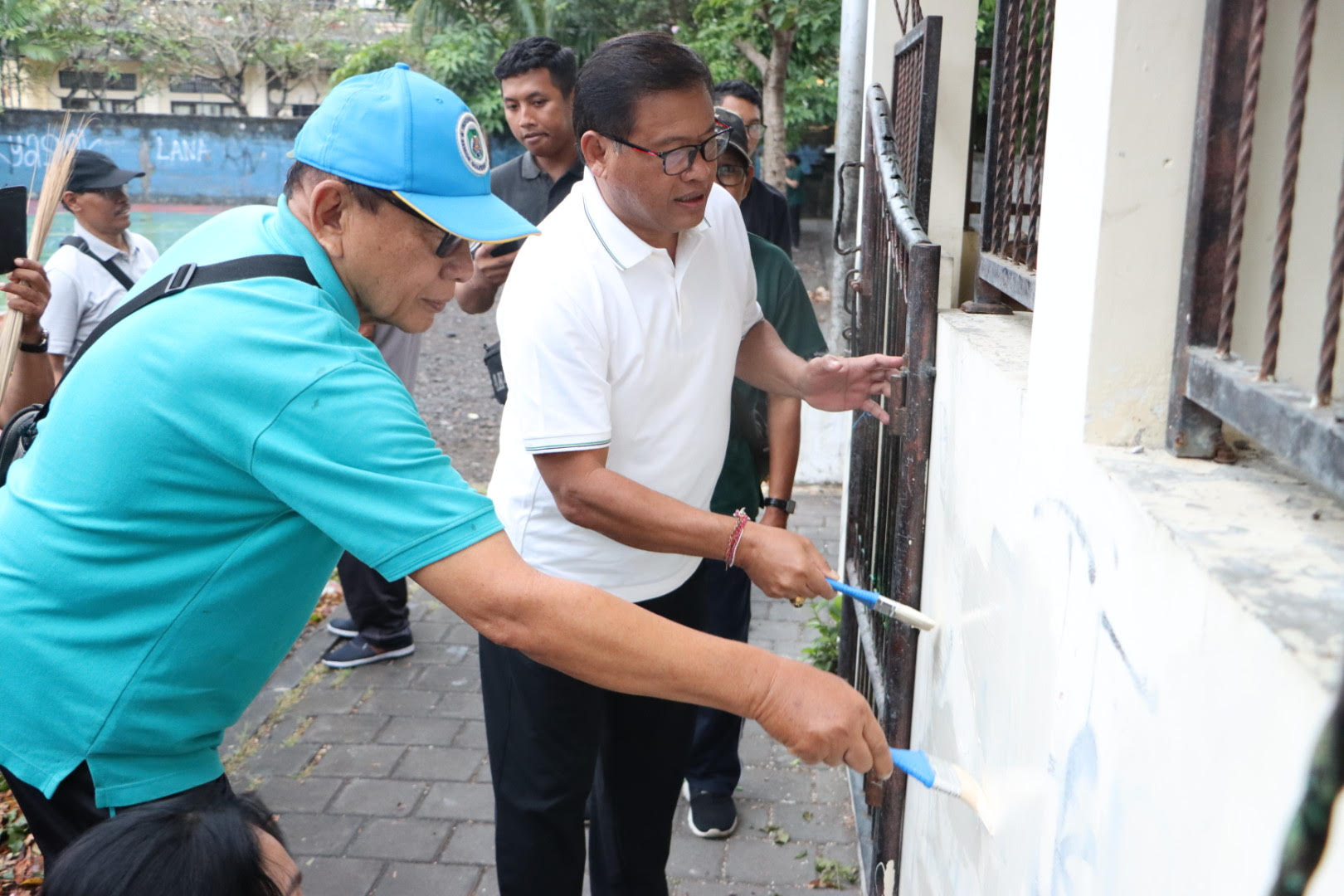 Sekda Alit Wiradana Hadiri Gerakan Serentak Pembersihan Lingkungan di Desa Tegal Harum