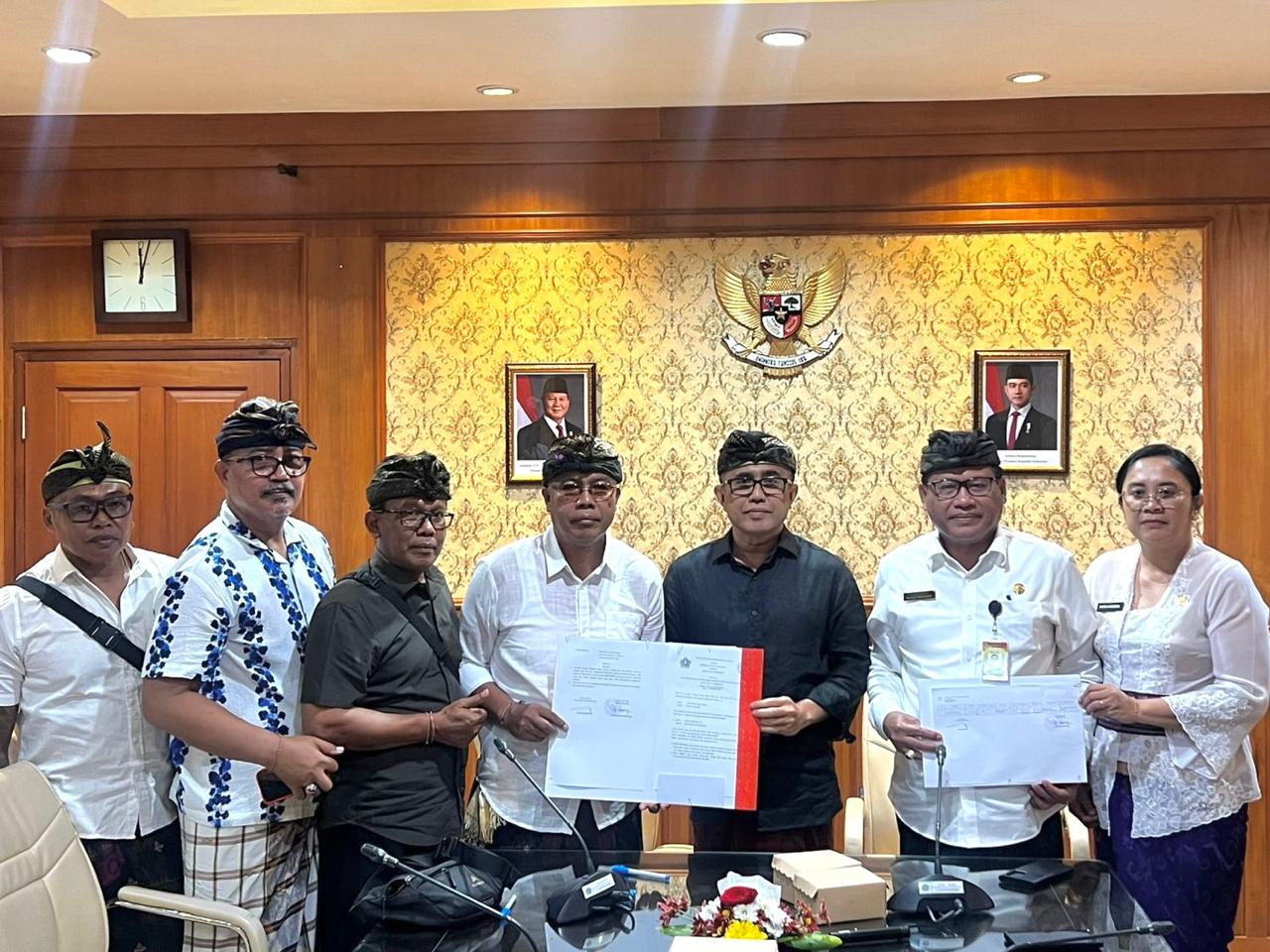 Walikota Jaya Negara Serahkan Hibah Tanah Kepada Banjar Adat Semawang, 