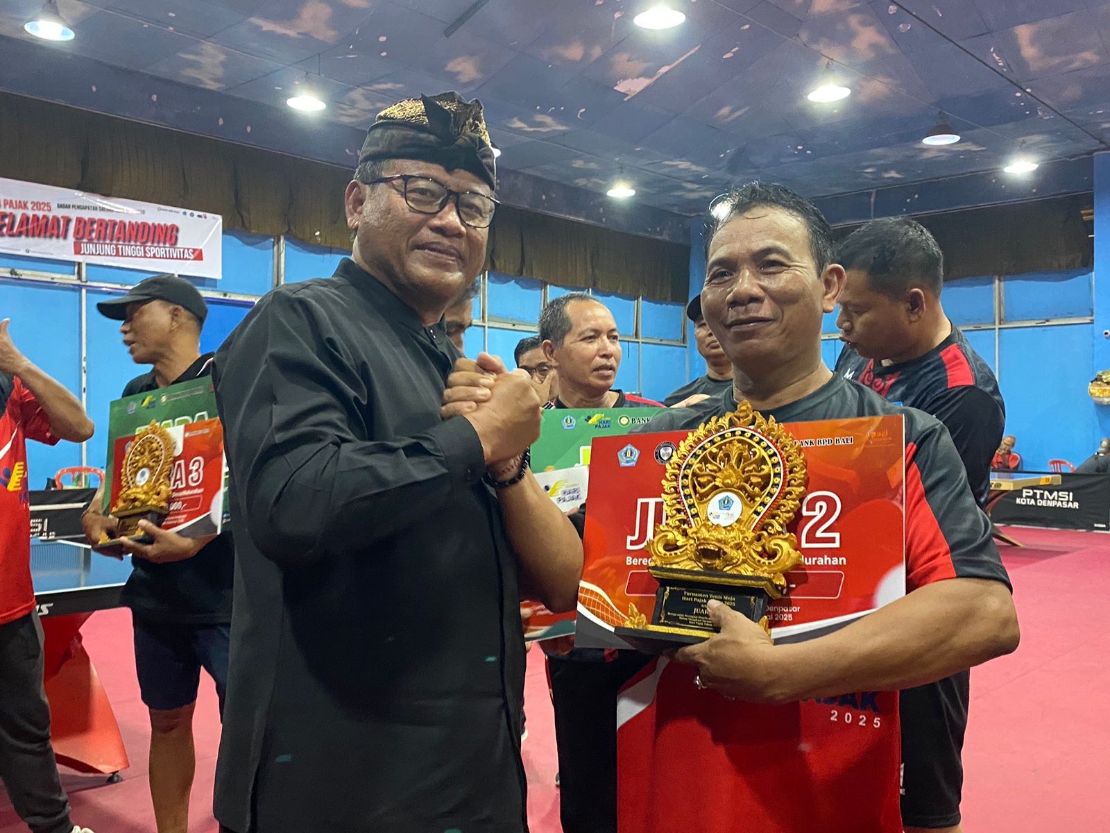 Sekda Alit Wiradana Tutup Gelaran Turnamen Tenis Meja Hari Pajak di Kota Denpasar. Panjer Raih Juara I