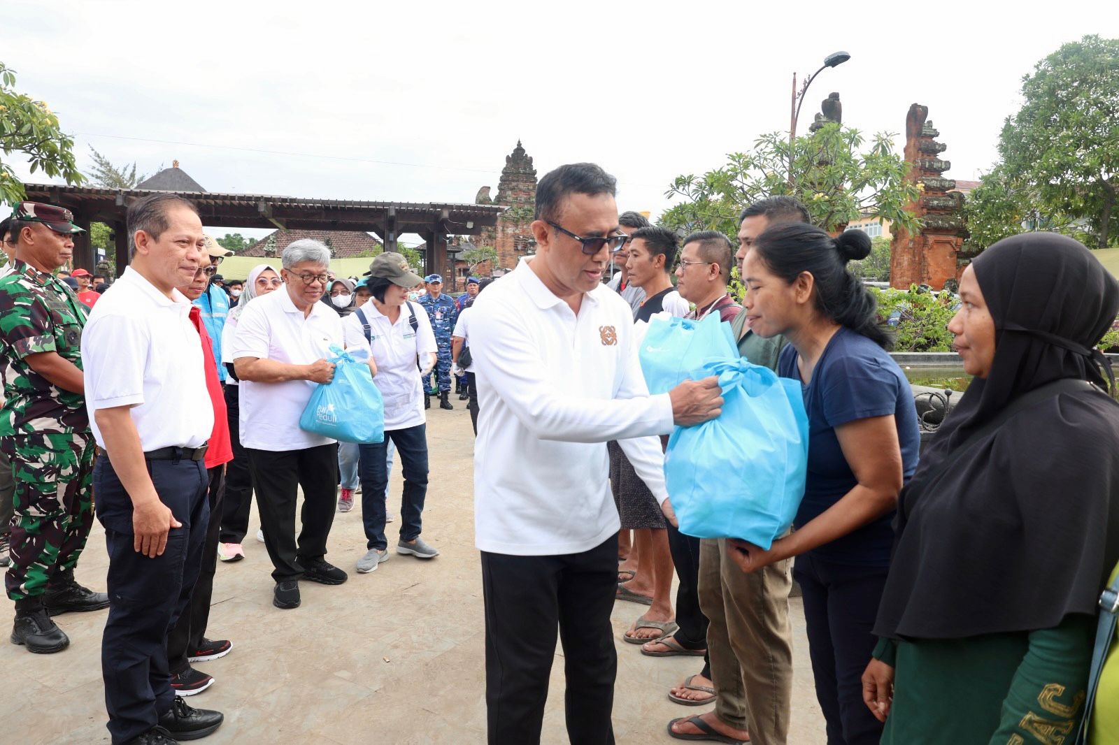Kolaborasi untuk Pemulihan, Ribuan Personel Bersama Wali Kota dan Menteri LH RI Bersihkan Sisa Banjir di Pasar Badung dan Kumbasari