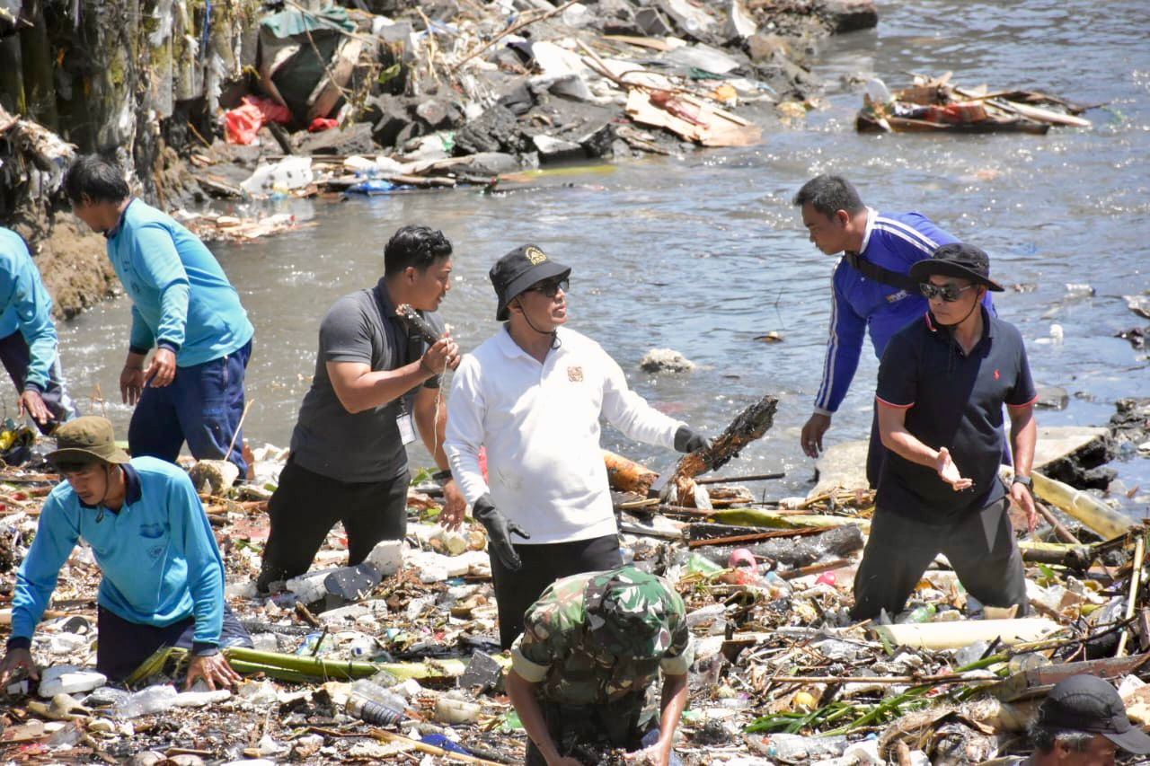 Walikota Jaya Negara Turun Langsung Pimpin Pembersihan Sungai di Desa Tegal Kertha  Pastikan Sampah-Sampah Pasca Banjir Telah Tertangani