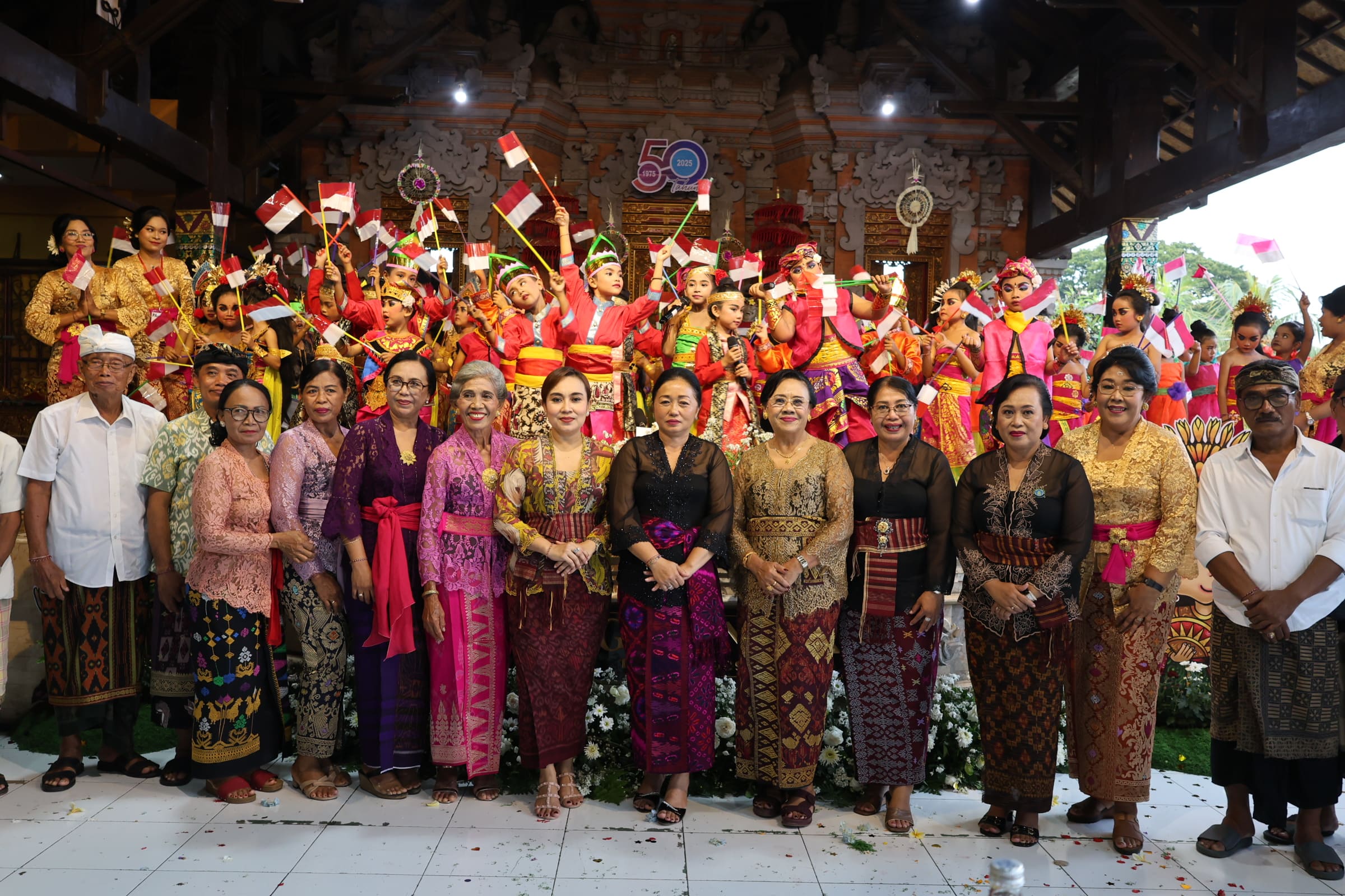 Bunda PAUD Ny. Antari Jaya Negara Hadiri Puncak HUT ke 50 TK Dharma Putra Banjar Kedaton Sumerta.