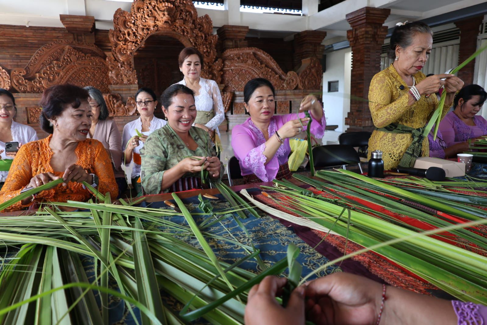 Upaya Berdayakan Kaum Perempuan, Pemkot Denpasar Libatkan Puluhan Anggota PKK Banjar Buaji Dalam Pelatihan Kecakapan Hidup WHDI Kota Denpasar