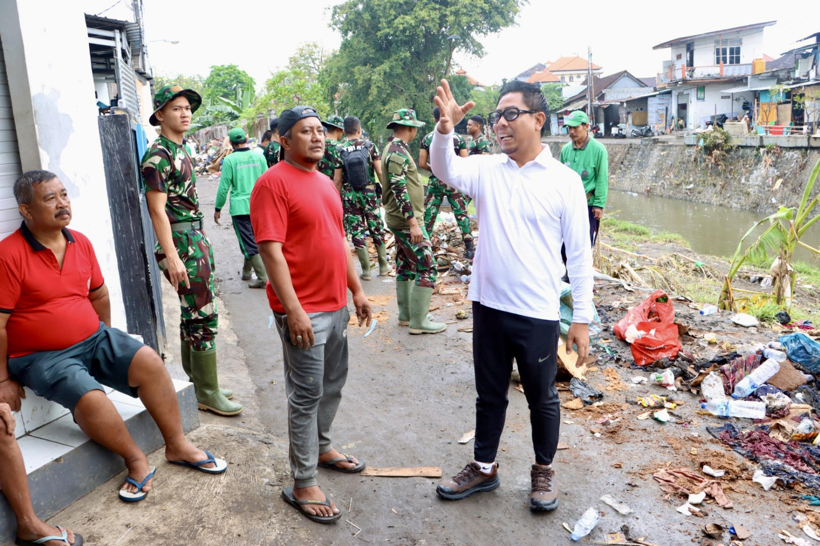 Wawali Arya Wibawa Turun Langusung Kordinir Penanganan Sampah Pasca Banjir    Percepat Proses Pembersihan, Sebar 150 Truk Sampah Setiap Harinya