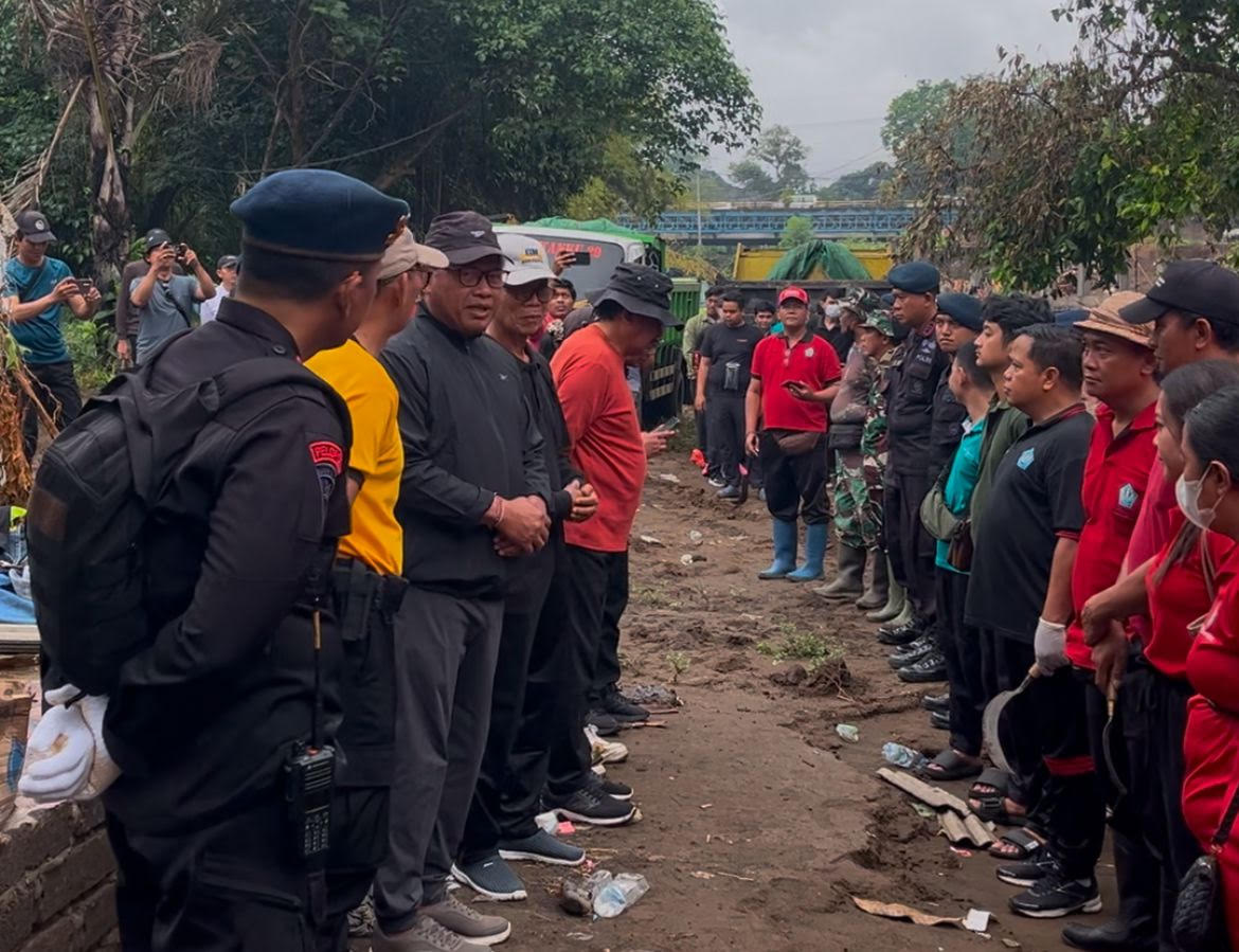 Bersinergi Dengan Berbagai Elemen, Pemkot Denpasar Laksanakan Gotong Royong Penangan Sampah Banjir di Grubug Permai Denpasar Timur