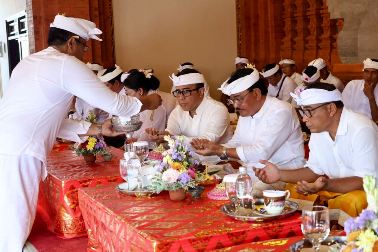 Wali Kota Jaya Hadiri Upacara Melaspas Balai Banjar dan Piodalan di Banjar Batan Buah Kesiman Petilan