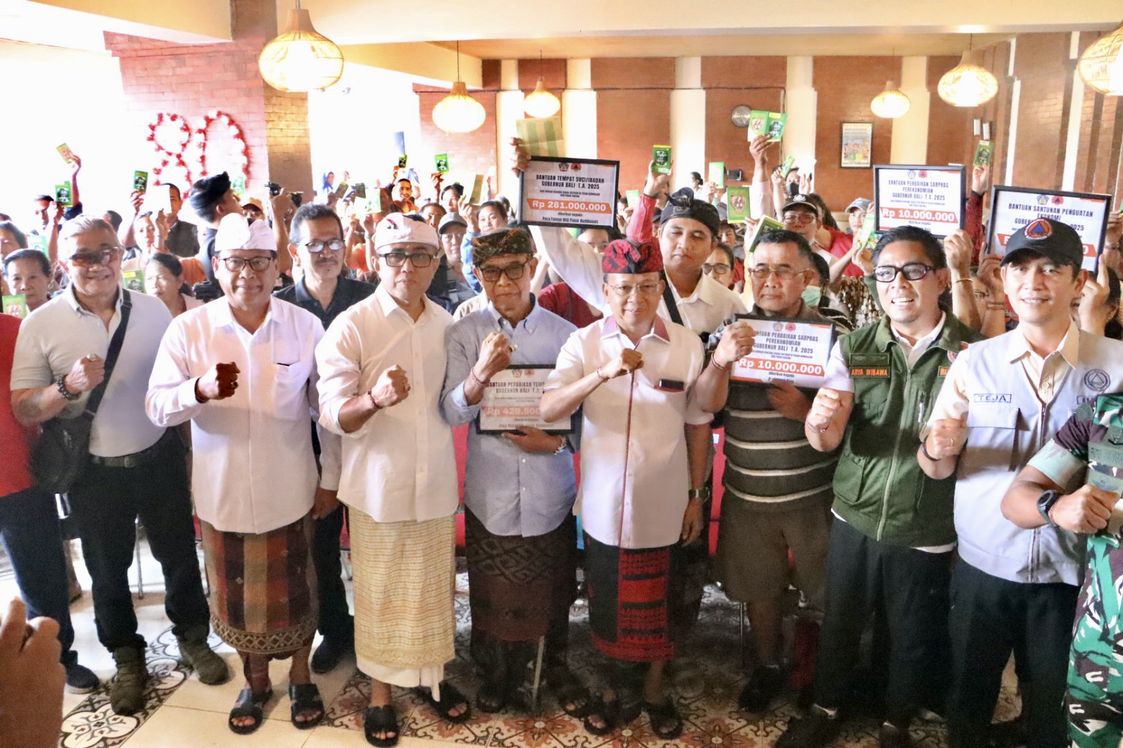 Walikota Jaya Negara, Dampingi Gubernur Bali Serahkan Bantuan Dana Kepada Para Pedagang Terdampak Banjir di Pasar Badung Dan Kumbasari