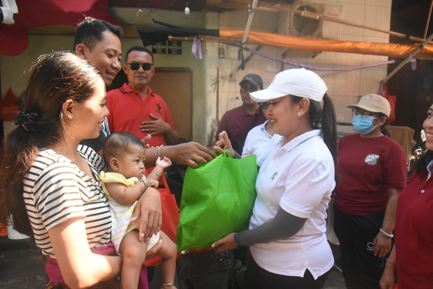 Ny. Ayu Kristi Arya Wibawa Kembali Salurkan Bantuan di Desa Pemogan Denpasar Selatan 