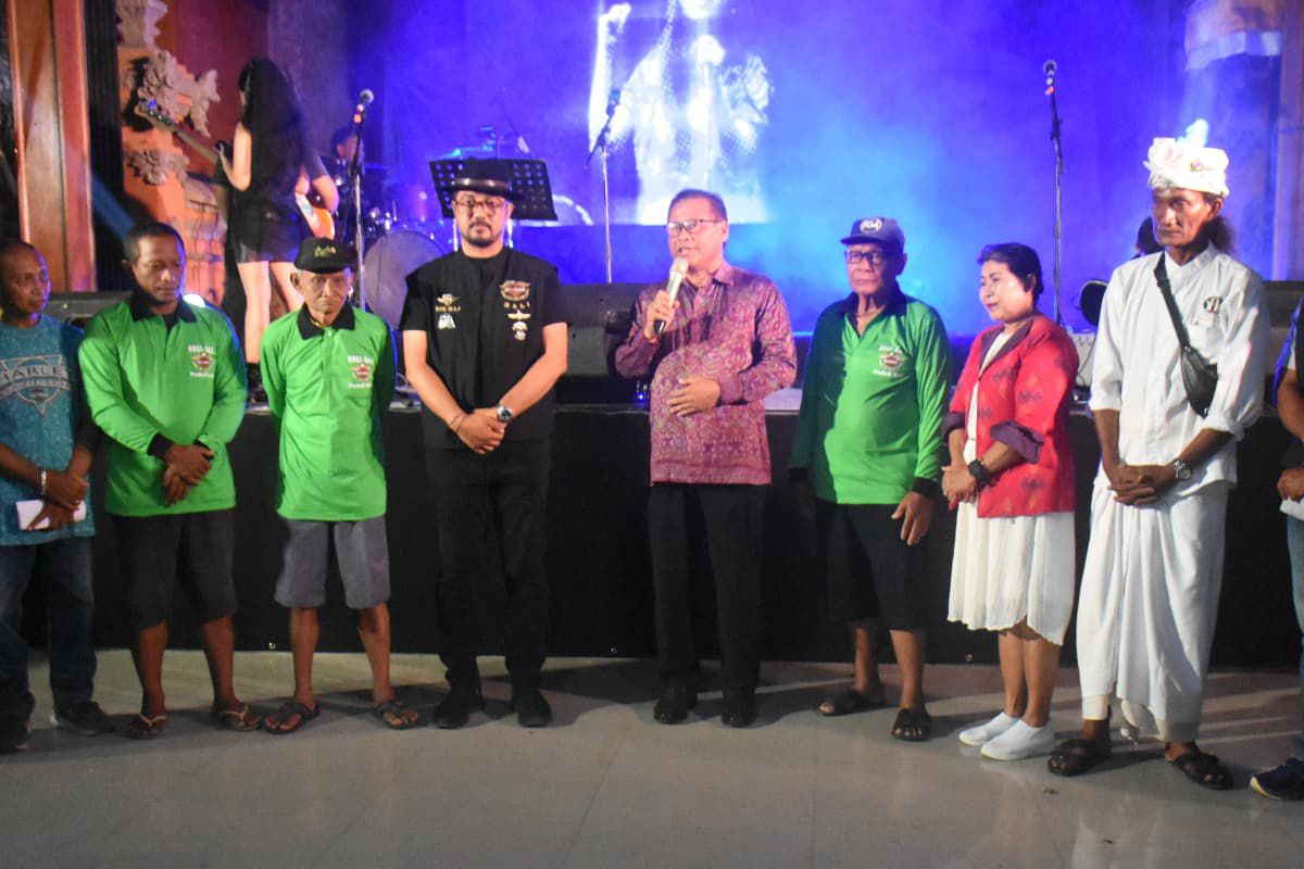 Sekda Alit Wiradana Apresiasi Pentas Seni Budaya dan Pentas Musik Merdeka Desa Dauh Puri Kangin.