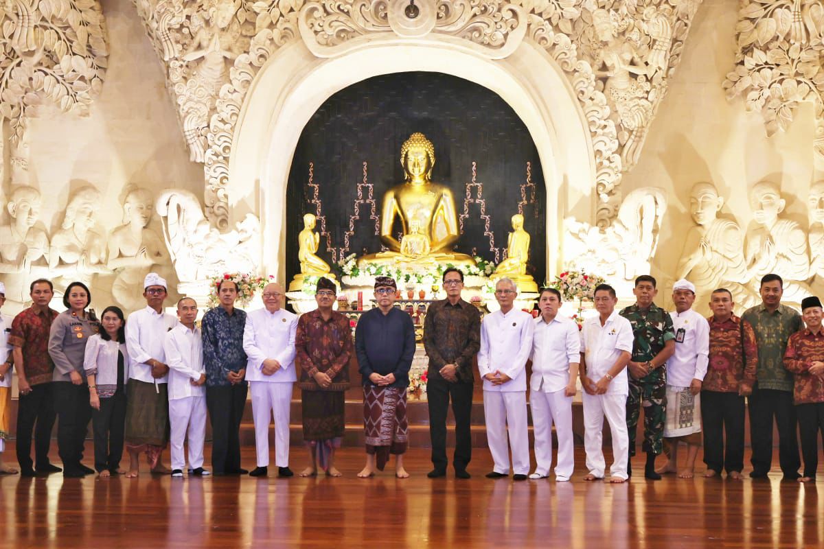 Walikota Jaya Negara Hadiri Peringatan Trisuci Waisak 2569 BE di Vihara Buddha Sakyamuni