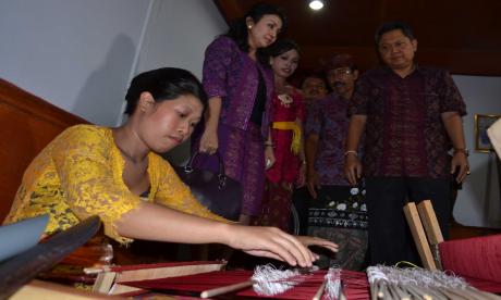 Rai Mantra Resmikan Galeri Tenun Ananda Balinese