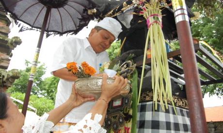 Walikota Hadiri Karya Pujawali Pedudusan Alit di SMPN 3