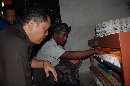 WAYAN NUKA PENETAS TELUR ITIK, DARI BANJAR CENKILUNG