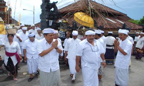 Walikota Rai Mantra Hadiri Upacara Ngenteg Linggih Lan Mendem Pedagingan Ring Pura Dalem Sukun Peguyangan