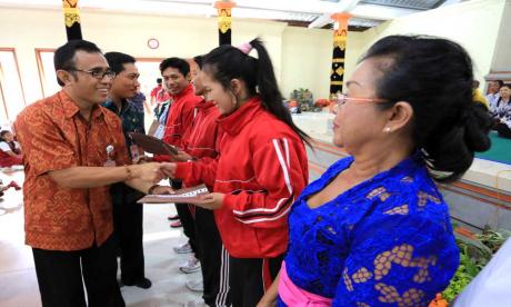 Wawali Jaya Negara Serahkan Bonus Atlit Artris Porsenijar Bali