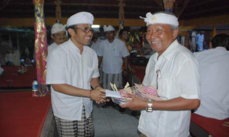 Wawali Kota IGN Jaya Negara Ngaturang Punia Ping Pura Dalem Kayangan Kesiman