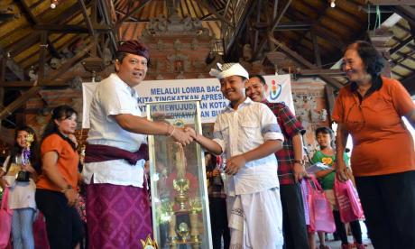 Walikota  Rai Mantra  Serahkan Piala Bergilir Lomba Baca Puisi
