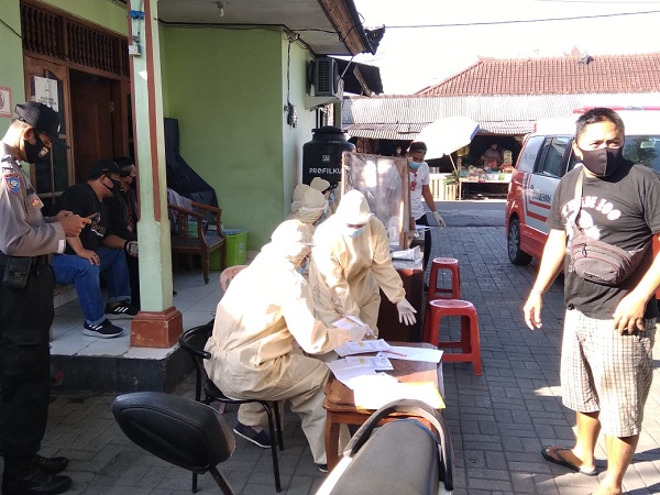  Antisipasi Penyebaran Covid 19, Satgas Desa Pemogan Gencarkan Rapid Tes ke Pedagang Pasar Windu Boga.