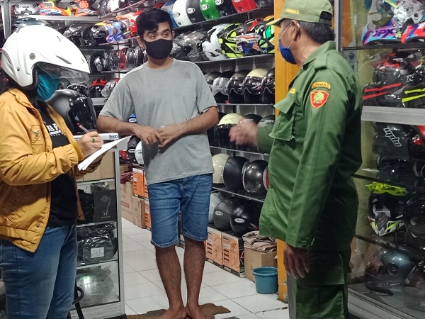 Desa Dauh Puri Kauh Lakukan Monitoring Pelaksanaan Protokol Kesehatan, 140 Pelaku Usaha Melakukan Pelanggaran Prokes.