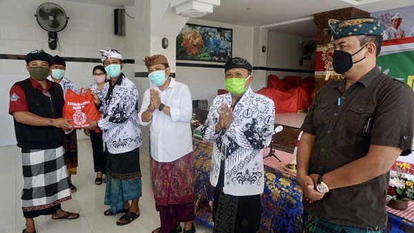 PGRI Denpasar Serahkan Bantuan Sembako Kepada Komunitas Pendidikan, Rai Mantra Berharap Para Pendidik Menjadi Agen Sosialisasi Protokol Kesehatan di Sekolah