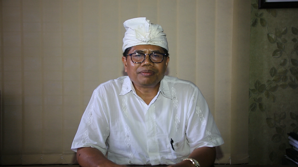 Upacara Homa Tirta Pengelukatan Suda Mala Saat Banyu Pinaruh di Denpasar, Masyarakat Nuwur Tirta di Desa Adat/Banjar, Laksanakan Pembersihan Diri Dari Rumah