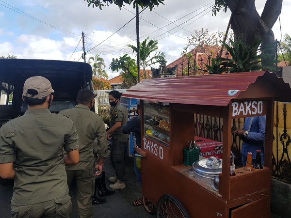 Pedagang Bermobil di Jalan Suli Membandel, Desa Dangin Puri Kangin Serahkan ke Satpol PP Kota Denpasar Untuk Ditipiring