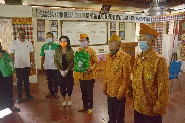 Sinergi K3S Denpasar Bersama Bank BPD Bali, Serahkan Bantuan Paket Sembako Kepada Veteran