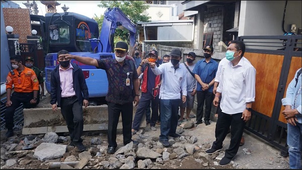 Pasca Longsor, Akibat Guyuran Hujan, Rai Mantra Tinjau Lokasi Longsor di Ubung Kaja