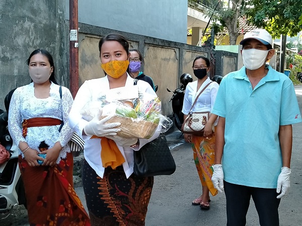 Karang Taruna Yowana Satya Graha dan PKK Kelurahan Sumerta Gelar Aksi Sosial Bagi Keluarga Yang Melaksanakan Isolasi Mandiri