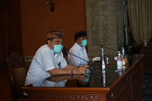 Menjelang Pujawali di Pura Sakenan, Walikota Rai Mantra Ingatkan Tatalaksana Upacara dan Penerapan Prokes Yang Ketat.