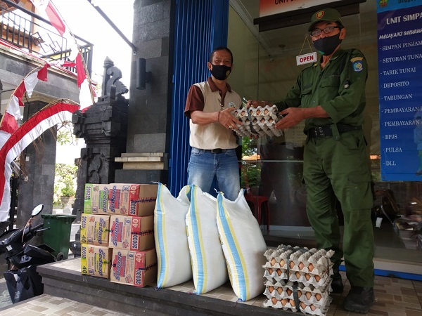 Perbekel Desa Dangin Puri Klod Kembali Serahkan Bantuan Sembako Kepada Warga Yang Melaksanakan Isolasi Mandiri