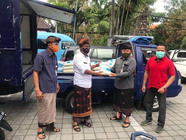 ASN Yang Tergabung Organisasi Korpri Kota Denpasar Kembali Serahkan Bantuan Beras Kepada Masyarakat Terdampak Covid-19