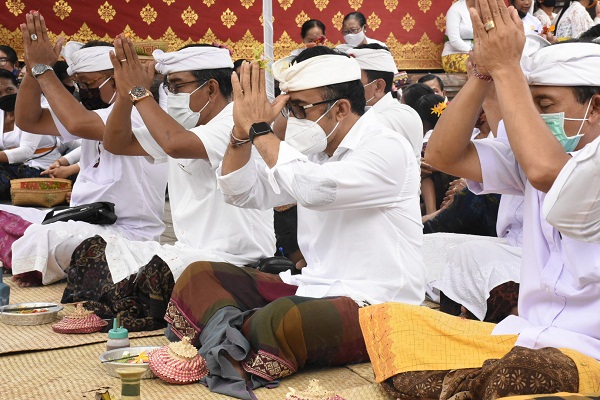 Jaya Negara Hadiri Karya Mamungkah, Ngenteg Linggih, Tawur Balik Sumpah dan Pedudusan Agung di Pura Kahyangan Kesambi, Desa Adat Kesiman.