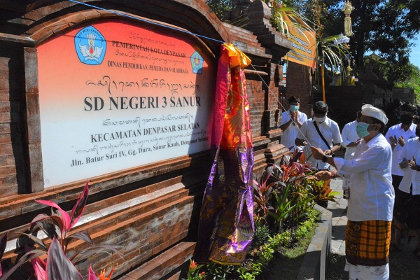 RAI MANTRA HADIRI PEMELASPASAN SEKALIGUS MERESMIKAN SDN. 3 SANUR