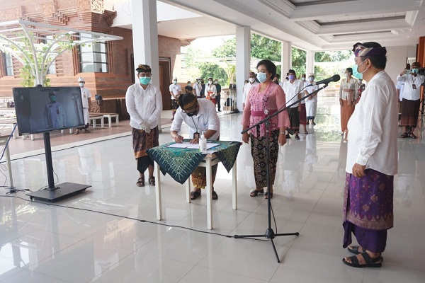 Rai Mantra Lantik Made Toya Sebagai Penjabat Sekda. Masa Pandemi Pelantikan Secara Virtual.