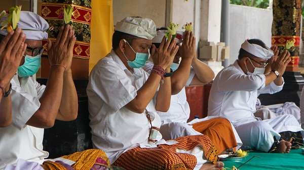 Walikota Rai Mantra Hadiri Pujawali di Pura Banjar Badak Sari Desa Sumerta Kelod